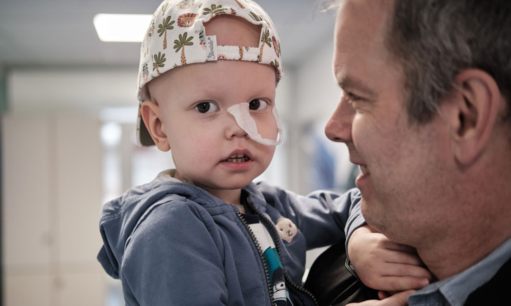 Der dreijährige Lennart und sein Vater warten auf die Lumbalpunktion in der Tagesklinik der Klinik für Pädiatrische Hämatologie und Onkologie (Leitung Prof. Dr. Kratz).