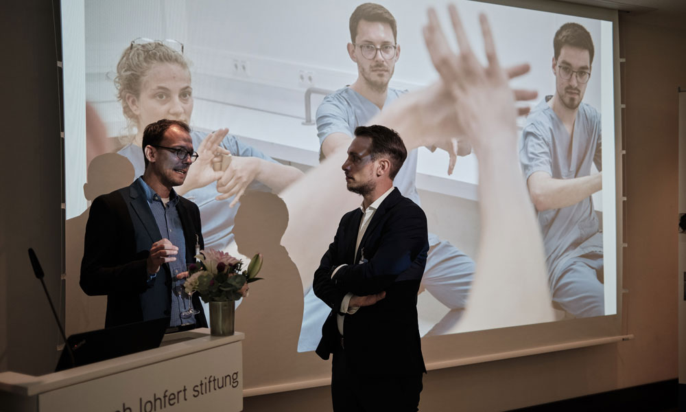 Stiftungsmitarbeiter Dr. Thomas Lehnert im Gespräch mit dem Preisträger Dr. Urs Mücke