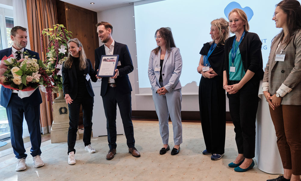 Überreichung der Urkunde durch den Stiftungsvorstand Prof. Dr. Dr. Kai Zacharowski und Carolina Lohfert Praetorius an das Preisträgerteam Dr. Urs Mücke, Anna-Lena Herbach, Petra Tiroke, Sabrina Sähn und Antonia Scheelen