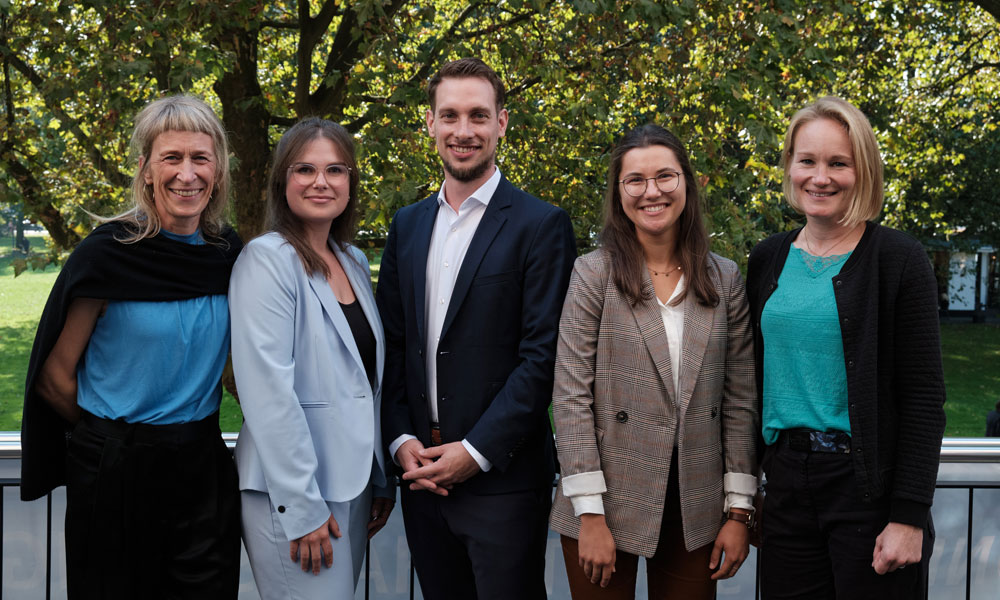 Das Preisträgerteam 2024: Petra Tiroke, Anna-Lena Herbach, Dr. Urs Mücke, Antonia Scheelen und Sabrina Sähn von der Medizinischen Hochschule Hannover.