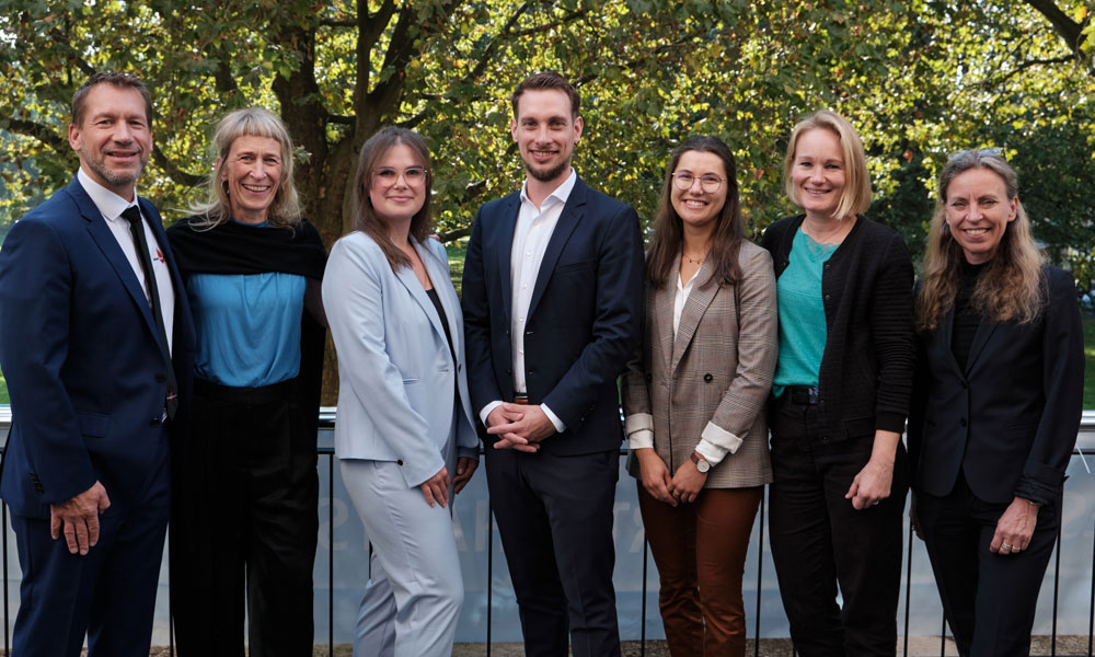 Vorstandsvorsitzender Prof. Dr. Dr. Kai Zacharowski, ML FRCA FESAIC, Petra Tiroke, Anna-Lena Herbach, Dr. Urs Mücke, Antonia Scheelen und Sabrina Sähn von der Medizinischen Hochschule Hannover und die stellvertretende Vorstandsvorsitzende Carolina Lohfert Praetorius.