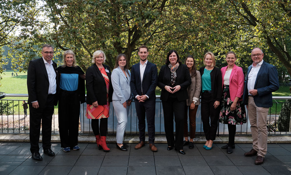 V.l.n.r.: Karsten Honsel (Jury), Petra Tiroke (Preisträgerin), Sabine Brase (Jury), Anna-Lena Herbach (Preisträgerin), Dr. Urs Mücke (Preisträger), Prof. Dr. Claudia Schmidtke (Jury), Antonia Scheelen und Sabrina Sähn (Preisträgerinnen), Univ.-Prof. Dr. Andrea Steinbicker (Jury), Dr. Andreas Tecklenburg (Jury)