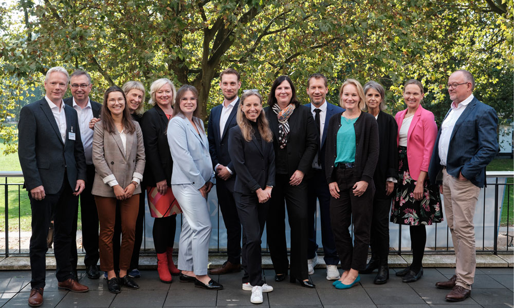 V.l.n.r.: Dr. Andreas Beilken (Kuratorium), Karsten Honsel (Jury), Antonia Scheelen, Petra Tiroke, Sabine Brase (Jury), Anna-Lena Herbach (Preisträgerin), Dr. Urs Mücke (Preisträger), Carolina Lohfert Praetorius (Vorständin), Prof. Dr. Claudia Schmidtke (Jury), Prof. Dr. Dr. Kai Zacharowski (Vorstand), Sabrina Sähn (Preisträgerin), Dr. Regina Klakow-Franck (Schirmherrin), Univ.-Prof. Dr. Andrea Steinbicker (Jury), Dr. Andreas Tecklenburg (Jury)