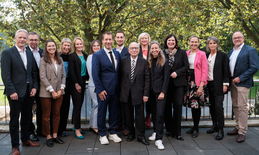 V.l.n.r.: Dr. Andreas Beilken (Kuratorium), Karsten Honsel (Jury), Antonia Scheelen, Petra Tiroke, Sabrina Sähn, Anna-Lena Herbach (Preisträgerinnen), Prof. Dr. Dr. Kai Zacharowski (Vorstand), Dr. Urs Mücke (Preisträger), Prof. Heinz Lohmann (Kuratoriumsvorsitzender), Sabine Brase (Jury), Carolina Lohfert Praetorius (Vorstand), Prof. Dr. Claudia Schmidtke (Jury), Univ.-Prof. Dr. Andrea Steinbicker (Jury), Dr. Regina Klakow-Franck (Schirmherrin), Dr. Andreas Tecklenburg (Jury).