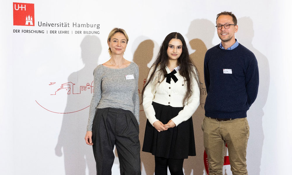 v.l.n.r.: Nelli Buchner (Christoph Lohfert Stiftung), Tuba Banu Omid (Stipendiatin) und Dr. Thomas Lehnert (Christoph Lohfert Stiftung) bei der Verleihfeier der Deutschlandstipendien an der Universität Hamburg.