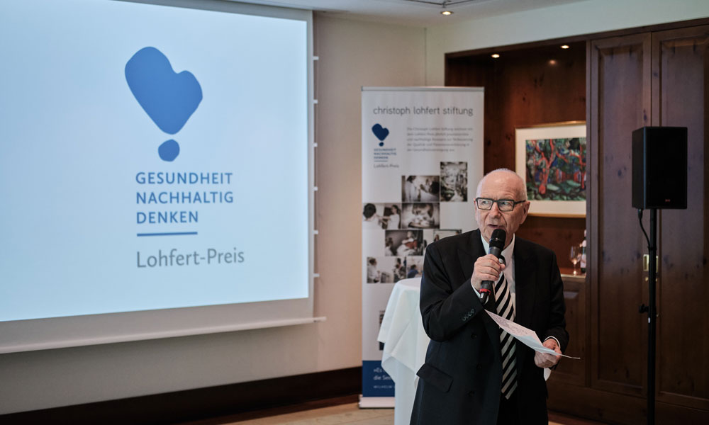 GWK-Präsident Prof. Heinz Lohmann moderiert die Verleihungsfeierlichkeit zum Lohfert-Preis, hier im Jahr 2024 für 