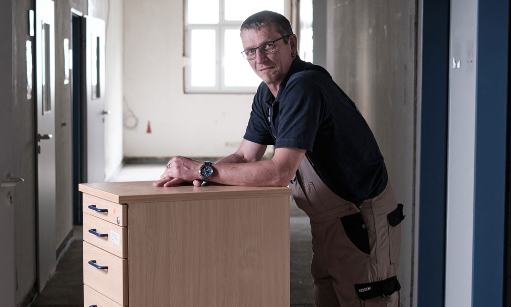 Seit mehr als 10 Jahren gibt es am UKD den „Möbelkiosk“. Hier finden nicht mehr benötigte Möbelstücke einen neuen Besitzer innerhalb des Hauses. Hier im Bild: Dirk Weiser aus der Logistikabteilung, ohne die die Umsetzung eines solchen Projektes nicht möglich wäre.