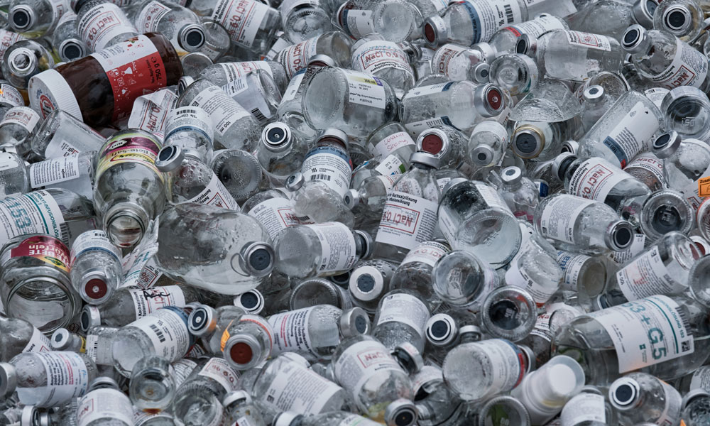 Recycling von Infusionsflaschen: Wie viele der Millionen medizinischer Infusionsflaschen in Deutschland recycelt werden, ist nicht bekannt. In der Praxis ist davon auszugehen, dass die meisten Infusionsflaschen – insbesondere aus Kunststoff – nach Gebrauch als Restmüll oder medizinischer Abfall entsorgt und in Müllheizkraftwerken verbrannt werden. Restentleerte, nicht kontaminierte Infusionsflaschen aus PE (Polyethylen) oder Glas werden von den Mitarbeitenden der Stationen am Uniklinikum Dresden allerdings jeweils einer gesonderten Sammlung zugeführt und somit in den Recyclingkreislauf zurückgegeben.