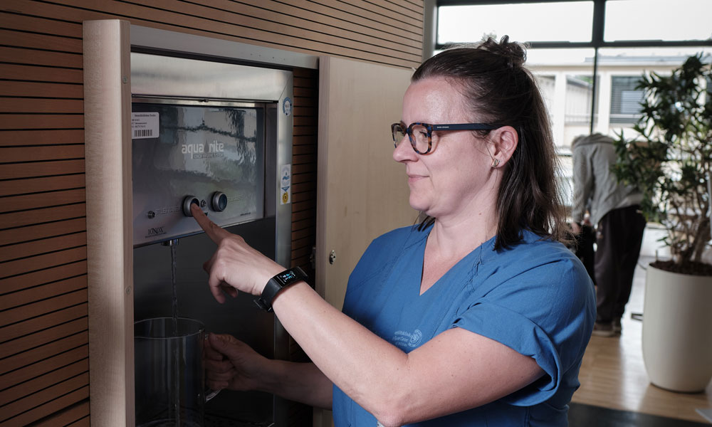 Zur Reduzierung von Einweg PET Flaschenkonsum der Mitarbeiter und Patienten sowie zur Bereitstellung ausreichender Trinkwasserstellen (besonders wichtig während Hitzeperioden) wurden über 120 Ionox-Wasserspender in der Hochschulmedizin Dresden installiert.