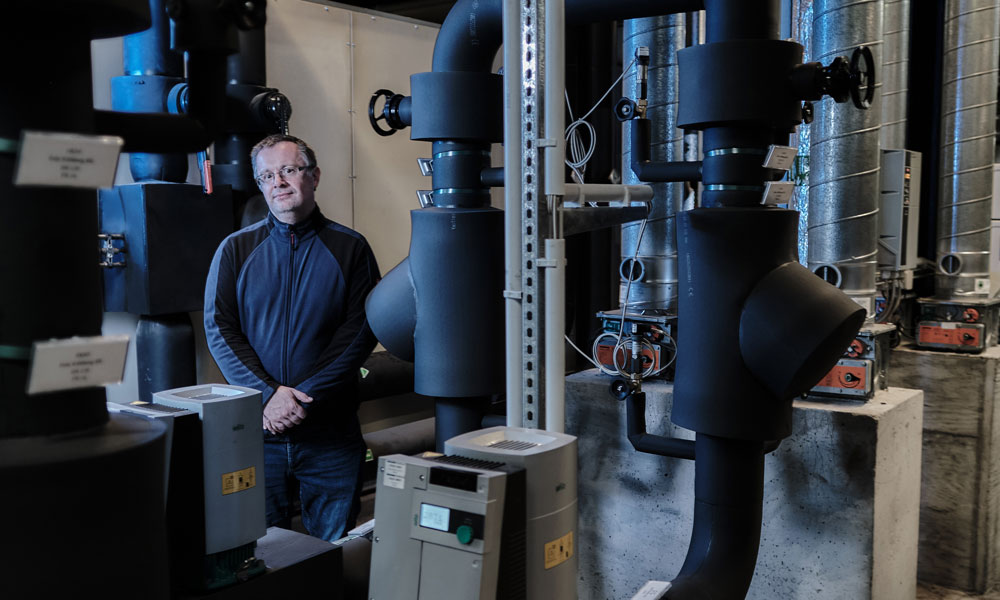 Das Herzstück der Klimatechnik im Medizinisch-theoretischen Zentrum an der Uniklinik Dresden – die Lüftungszentrale sorgt für optimale Raumtemperaturen, Luftqualität und Hygiene. Die Installation eines Außen-wärmetauschers führte zur Senkung von Energiever-brauch und Betriebskosten in Höhe von 60 MWh und 17 t CO2-Äquivalente jährlich. Hier im Bild: Der Kostengruppenverantwortliche für Kälte- und Lüftungstechnik Marcel Hanusch in einer Klimazentrale.