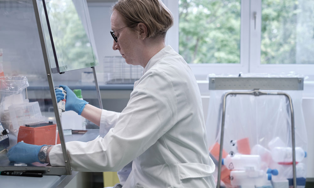 Es gibt 50 verschiedene Abfalltrennungsmöglichkeiten im Klinikum. Hinter Kati Erdmann aus dem urologischen Forschungslabor steht zum Beispiel ein Recyclingsack für die Polypropylen (PP) Sammlung: Sortenreines PP wie Pipettenspitzenboxen wird gesondert gesammelt und zu Recyclat verarbeitet.