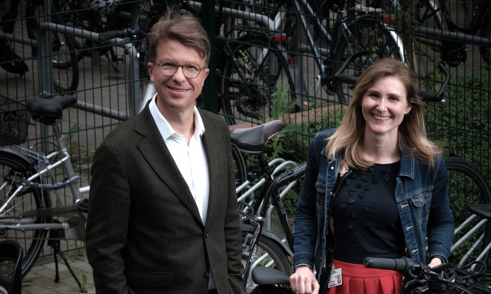 Prof. Dr. Uwe Platzbecker, medizinischer Vorstand, mit Dr. Diana Hertzschuch, Qualitäts- und Prozessmanagerin, die sich für die Verbesserung der klimafreundlichen Mobilität einsetzt. Bild: Bertram Solcher