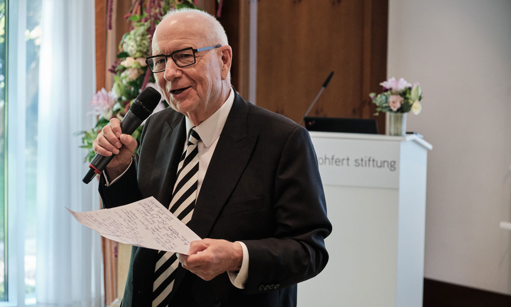 Kongresspräsident Heinz Lohmann moderiert die Veranstaltung, hier bei der Preisverleihung 2024, Bild: B.Solcher