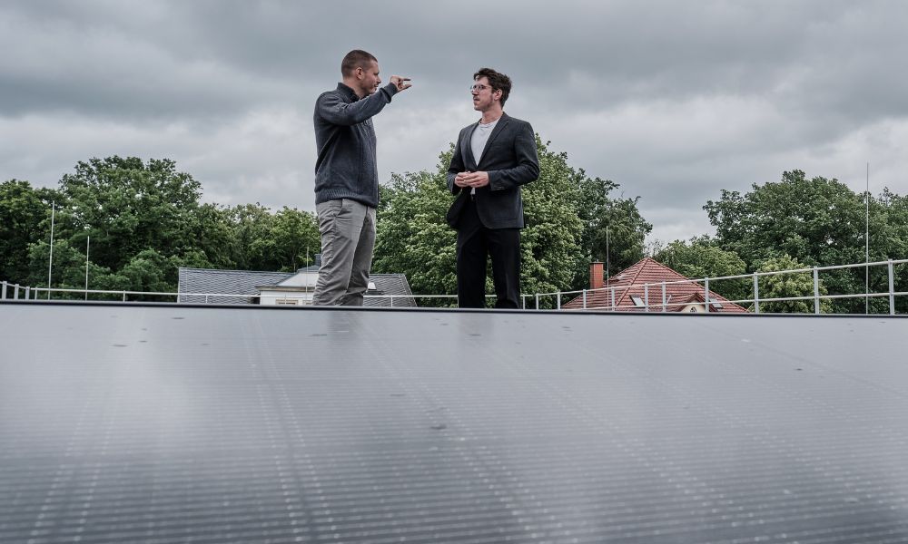 Photovoltaik am Universitätsklinikum Dresden: Bei durchschnittlicher Sonneneinstrahlung gewinnen allein die Solarmodule auf dem Dach von Haus 130 ab 2025 jährlich ca. 26 MWh Strom. Insgesamt wird das Universitätsklinikum durch die PV-Anlagen ab 2026 184 MWh Strom bzw. 45.000 Euro oder 52,5 Tonnen CO2-Äquivalente jährlich einsparen können. Im Bild: Carus Green Projektkoordinator Patrick Emmerlich und Energiemanager Marian Hanke.