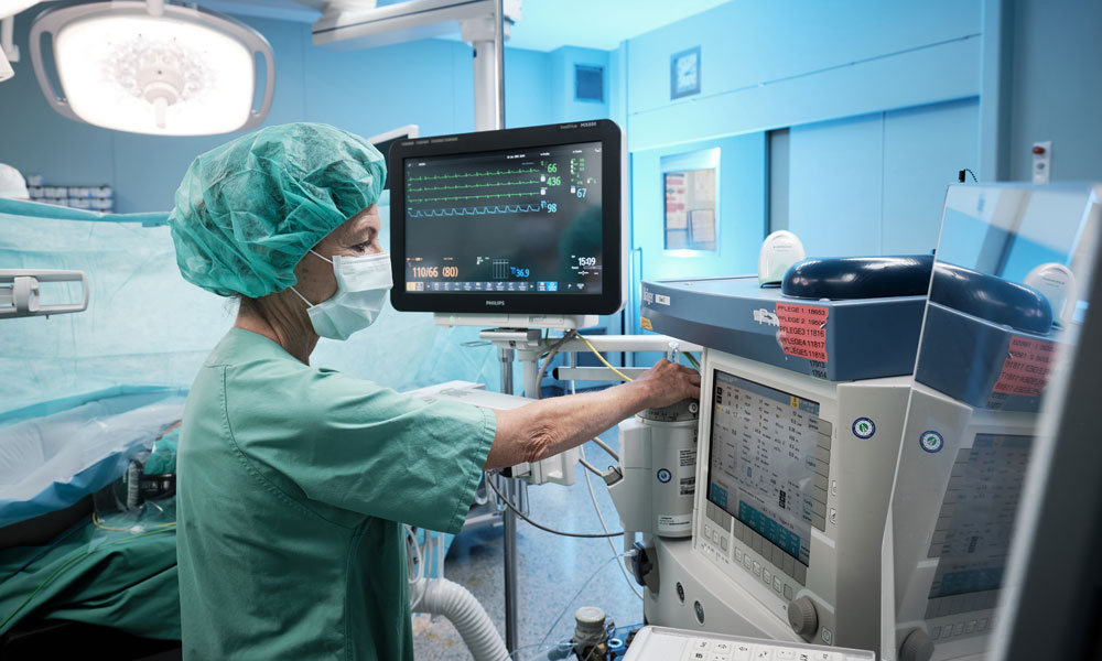 Narkosegase: In der gesamten Klinik wurden das klimaschädliche Lachgas und Desfluran durch Sevofluran ersetzt. In vielen Fällen wird ganz auf die Narkosegase verzichtet und die Anästhesie über intravenöse Medikamente gesteuert. Hier überwacht Prof. Dr. Thea Koch, Direktorin der Klinik und Poliklinik für Anästhesiologie und Intensivtherapie, die Narkose.