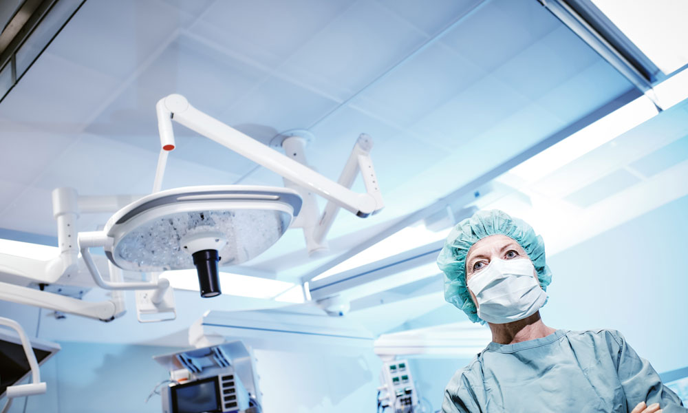 Einfache Maßnahme große Wirkung: Nach einer innerbetrieblichen Studie der Abteilung Krankenhaushygiene werden in den OP-Sälen die Lüftungsanlagen über Nacht abgeschaltet. Im Bild zu sehen ist eine sog. TAV-Decke (TAV-Turbulenzarme Verdrängungsströmung), die für eine keimfreie OP-Umgebung sorgt. Das Einsparpotenzial: 40 Megawattstunden pro Jahr – das sind 10.000 Euro an Stromkosten und zwölf Tonnen CO2e-Emissionen weniger jährlich.