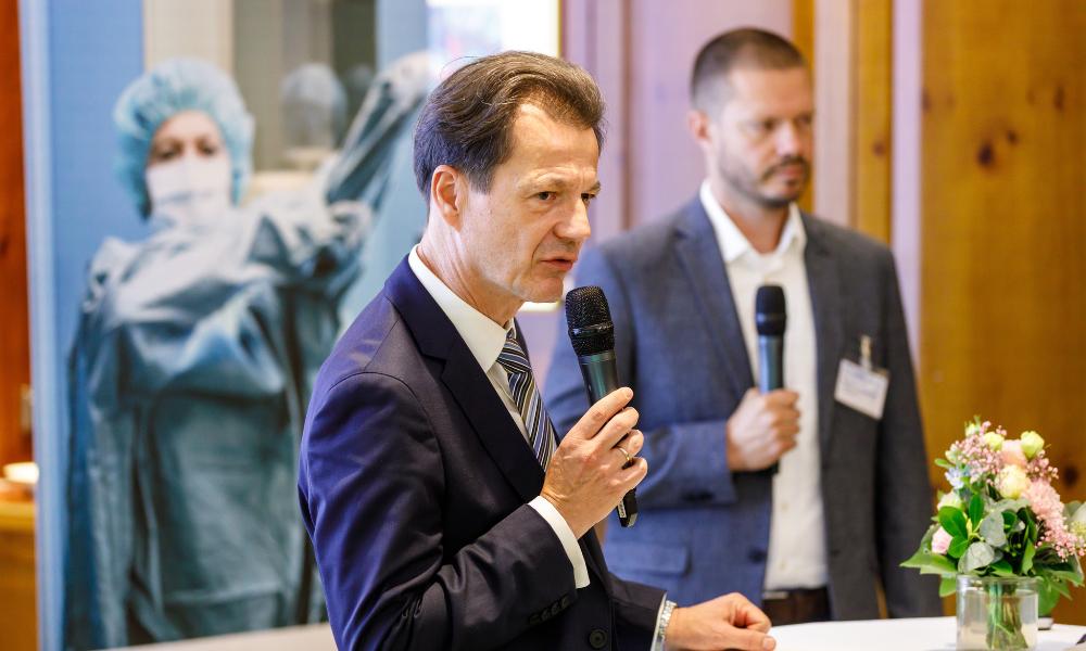 Preisträgerteam Janko Haft, Kaufmännischer Vorstand des UK Dresden, Patrick Emmerlich, Projektkoordinator von Carus Green
