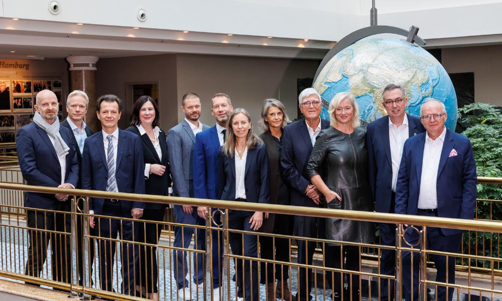 Die Preisträger mit Mitglieder der Jury, desKuratoriums und des Vorstands (v.l.n.r.): Stefan Engel, Dr. Andreas Beilken, Janko Haft, Porf. Dr. Claudia Schmidtke, Patrick Emmerlich, Vorstände Prof. Dr. Dr. Kai Zacharowski, Carolina Lohfert Praetorius, Dr. Regina Klakow-Franck, Dr. Detlef Thomsen, Sabine Brase, Karsten Honsel, Prof. Dr. Volker Amelung
