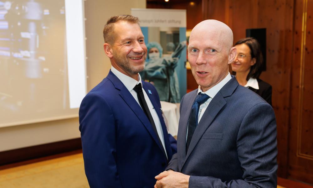 Prof. Dr. Dr. Kai Zacharowski (Vorstand) mit Staatsrat Tim Angerer, Sozialbehörde der Freien und Hansestadt Hamburg