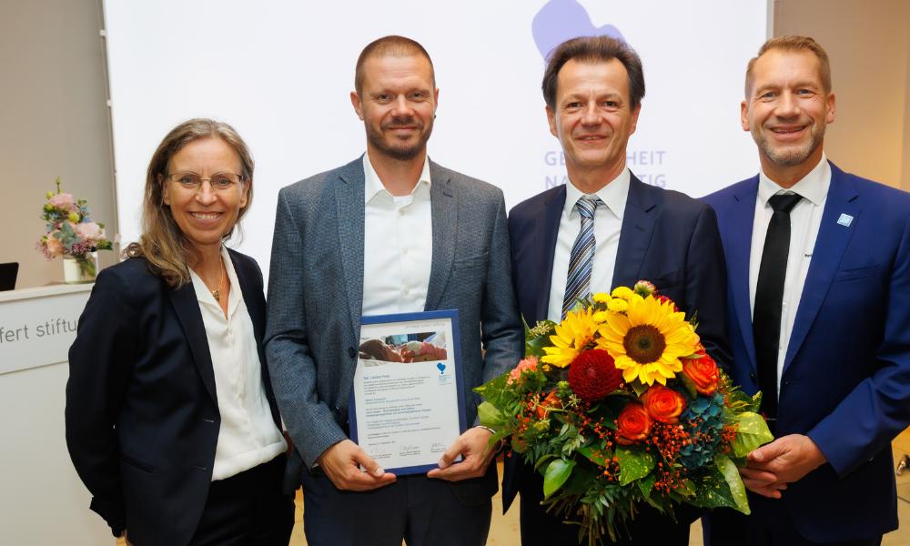Ehrung des Preisträgerteams:  v.l.n.r.: Stiftungsvorständin Carolina Lohfert Praetorius, Preisträger Patrick Emmerlich, Projektkoordinator von Carus Green und Janko Haft, Kaufmännischer Vorstand des UK Dresden, Stiftungsvorstand Prof. Dr. Dr. Kai Zacharowski, ML FRCA FESAIC