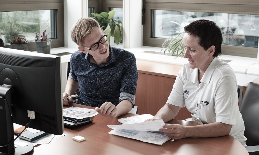 David Bayer und Renate Hadi erarbeiten die neue Pflegedokumentation.