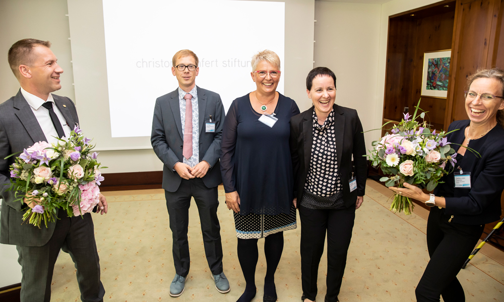 Blumen für die Preisträger 2019: Stiftungsvorstand Prof. Dr. Dr. Kai Zacharowski (l.) u. Carolina Lohfert Praetorius (r.) mit den Preisträgern des AKH Wien.