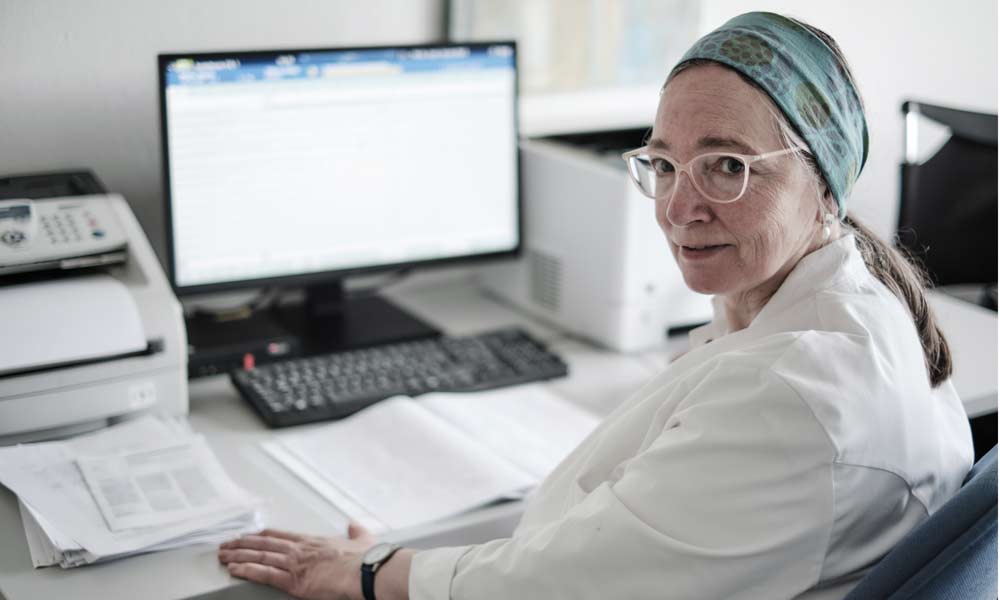 Dr. Ursula Wolf an ihrem Arbeitsplatz im Universitätsklinikum Halle.