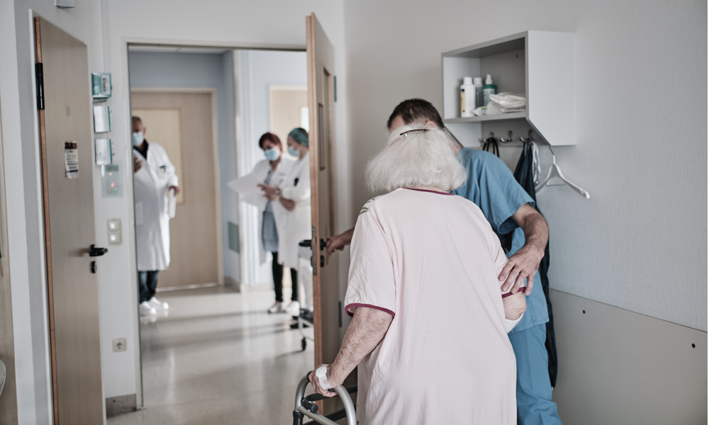 Visite vor der Tür: Das Ärzte- und Pflegeteam begutachtet die physische Verfassung einer älteren Patientin.