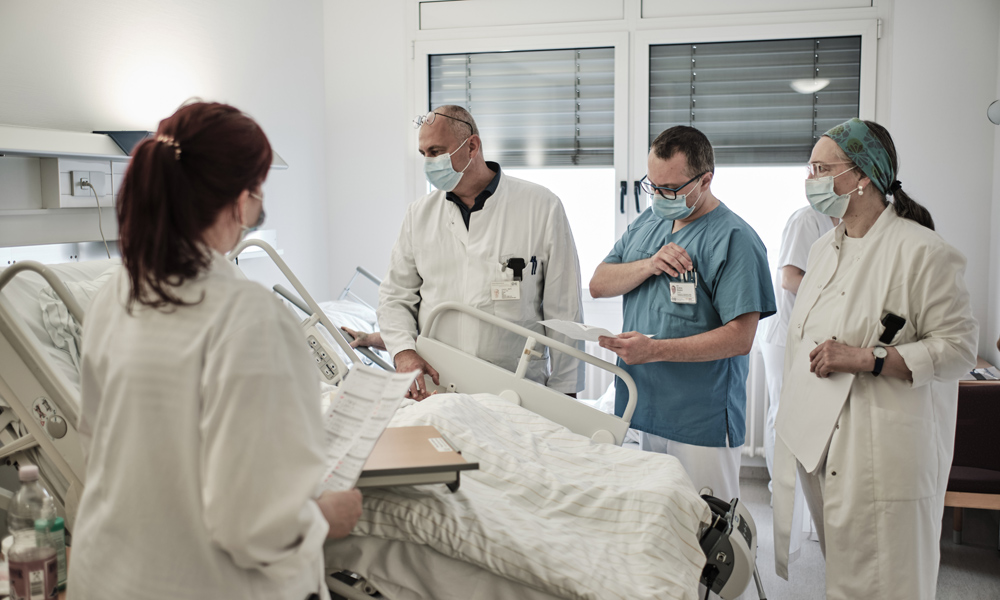 Visite am Bett eines Patienten: Dr. Rüdiger Neef und Dr. Ursula Wolf bei der 14-tägigen Visite auf der Station der Alterstraumatologie.