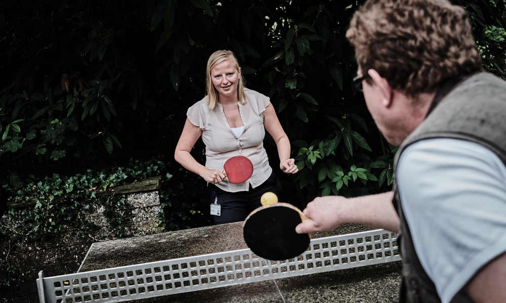 Teil der Therapie kann auch das regelmäßige Tischtennisspiel sein. Die Ärztin Dr. Laura van Horn mit einem Patienten.