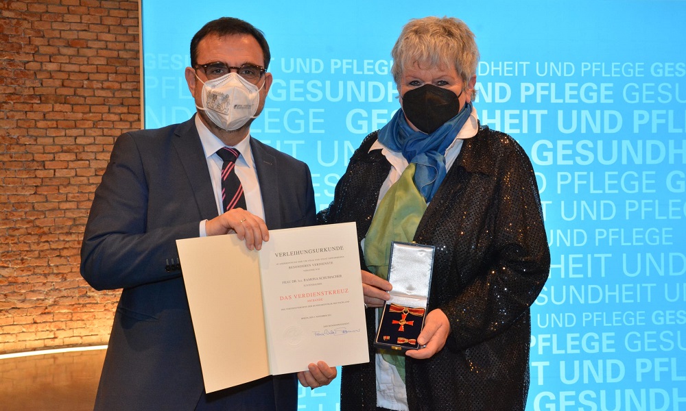 Der bayerische Gesundheitsminister Klaus Holetschek und Dr. h. c. Ramona Schumacher - (c) Bayerisches Staatsministerium für Gesundheit und Pflege