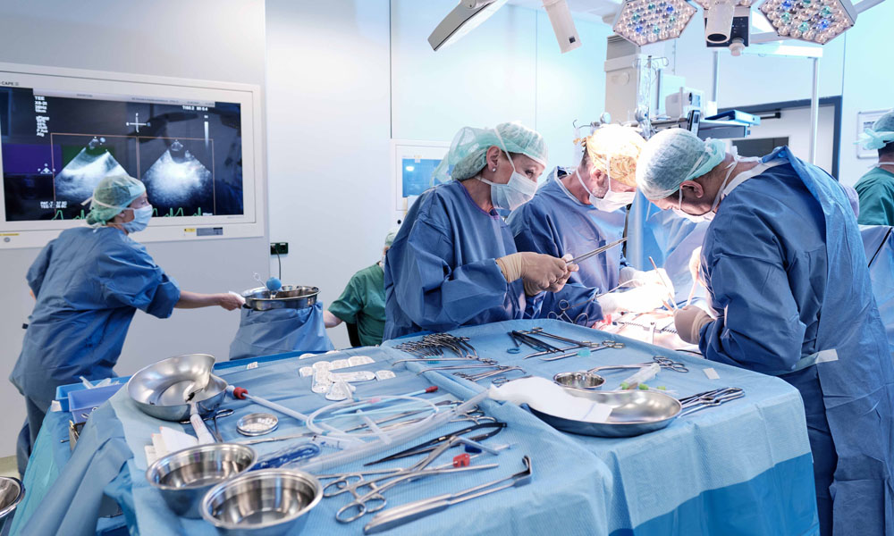 Eine Operation am Herzzentrum Dresden: Technik und Können arbeiten Hand-in-Hand im Einsatz für den Patienten.