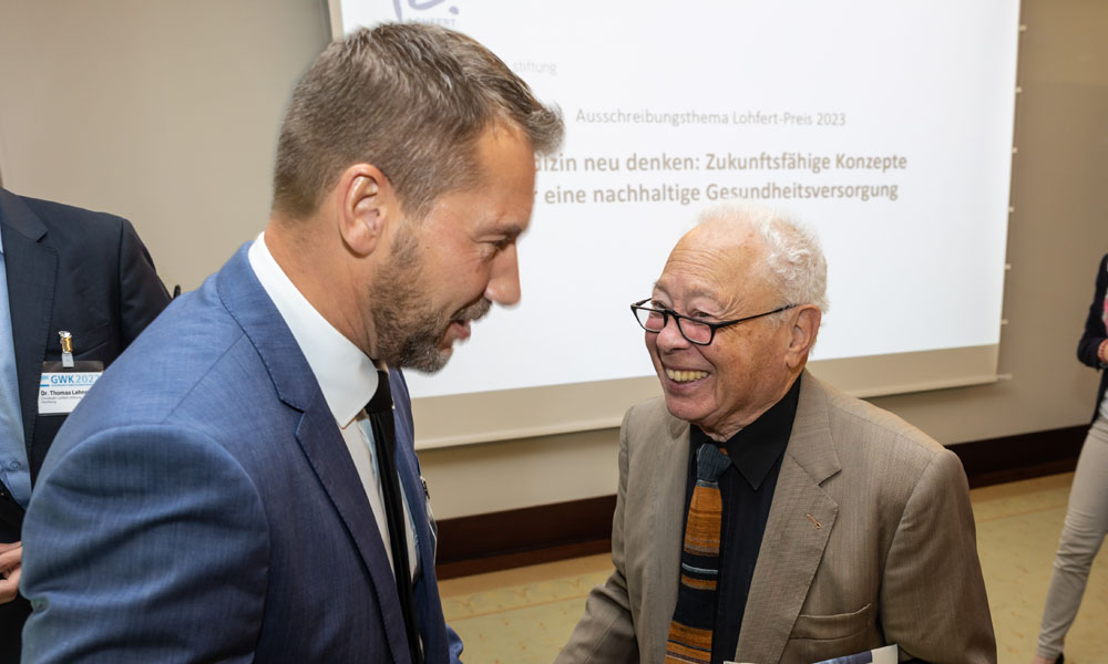 Vorstand Prof. Dr. Dr. Kai Zacharowski mit dem Freund und ehemaligen Berater der Stiftung, Prof. Dr. Peter Kalmàr