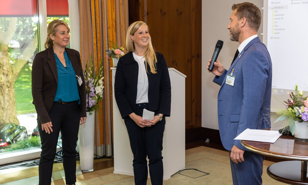Preisträger:innen 2021: Prof. Dr. Anne Karow, Dr. Anja Rohenkohl im Gespräch mit Prof. Dr. Dr. Kai Zacharowski (Vorstand Christoph Lohfert Stiftung)