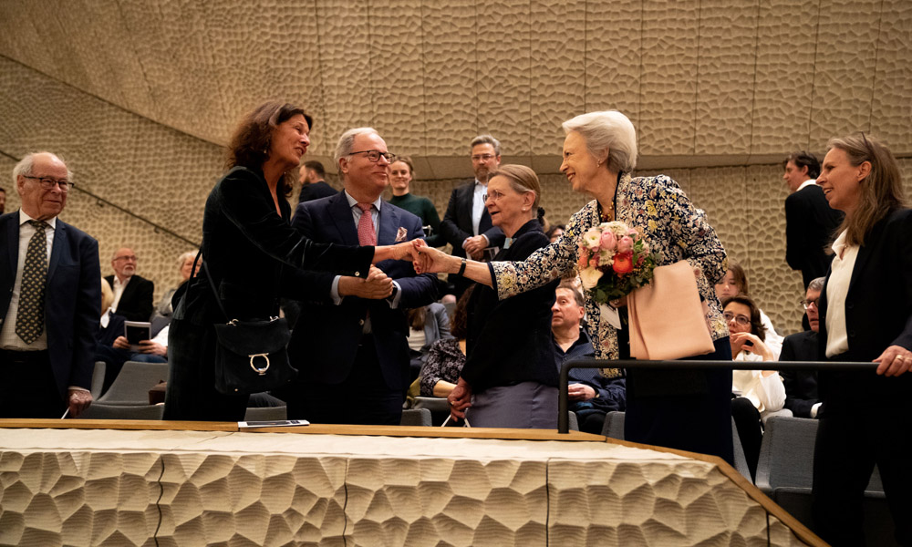HRH Prinzessin von Dänemark wird von Nataly Bombeck, Geschäftsführerin der Stiftung Elbphilharmonie, begrüßt. Foto: Tom McKenzie
