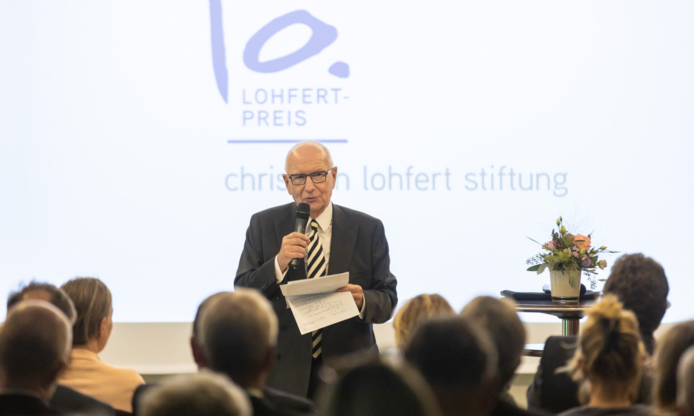 Kongresspräsident Prof. Heinz Lohmann moderiert die Veranstaltung wie auch die vergangenen Preisverleihungen hier in 2022, Foto: M. Rauhe