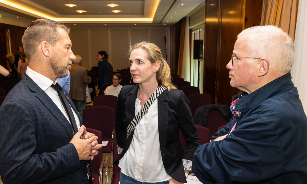 Vorstandvorsitzender Prof. Kai Zacharowski mit PR-Referentin Tanja Brunner und Medizinfotograf Bertram Solcher